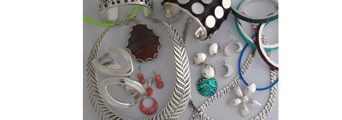 Un grupo de joyas sobre una mesa